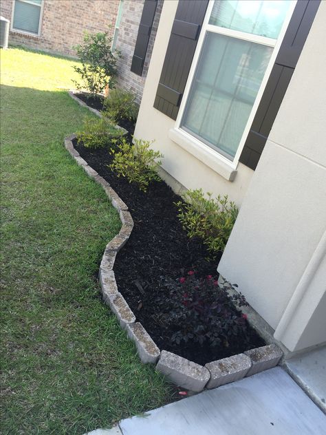 Black Mulch Front Yard, Front Yard Black Mulch, Black Mulch Flower Bed, Mulch Walkway Ideas, Black Mulch Ideas, Dark Mulch Landscaping, Black Mulch Landscaping Front Yards, Black Lava Rock Landscaping, Black Mulch Landscaping