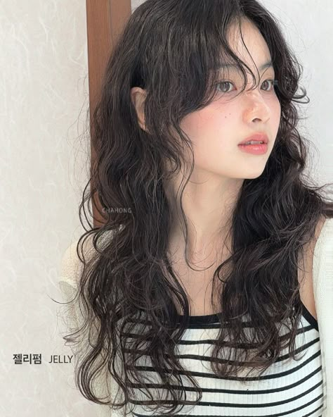 Asian Hair Perm, Wavy Mid Length Hair, Long Hair Perm, Korean Hair Color, Red Hair Inspo, Hair Inspiration Long, Layered Haircuts For Medium Hair, Hairstyles For Layered Hair, Peinados Fáciles Para Cabello Corto