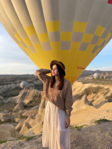 Cappadocia Outfit Winter, Cappadocia Outfit, Turkey Outfits, Winter Honeymoon, European Winter, Turkey Fashion, Cappadocia Turkey, Honeymoon Outfits, Luxor