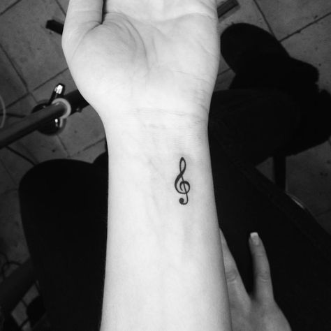 Treble Tattoo, Music Tattoo Designs For Women, Clef Tattoo, Small Music Tattoos, Treble Clef Tattoo, Tato Paha, Tato Dengan Makna, Tattoo Music, Cool Wrist Tattoos