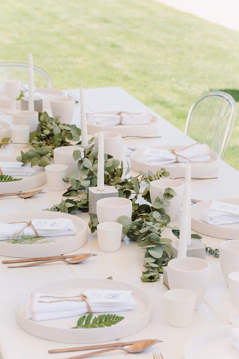 Modern table with white ceramic details Unique Wedding Table Centerpieces, Bridal Shower Tablescape, Minimalist Wedding Reception, Choosing Wedding Colors, Deer Wedding, Minimalist Wedding Decor, Bridal Shower Tables, Alternative Bride, Wedding Entrance