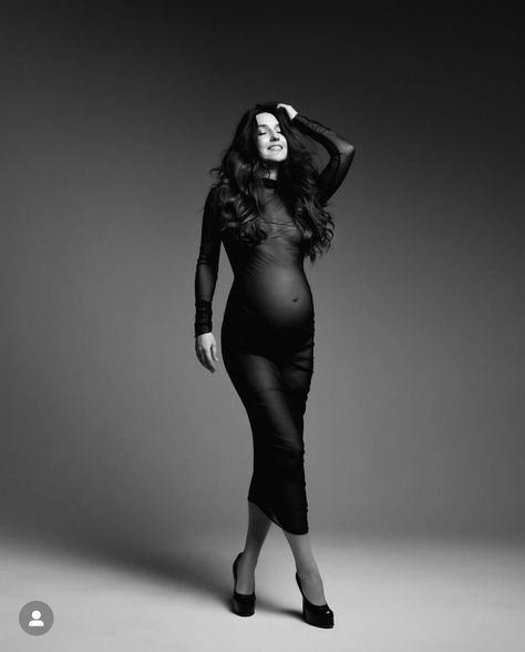 Maternity Tulle Dress Photography, Vegas Maternity Shoot, Maternity Photoshoot Outfits Studio, Celebrity Pregnancy Photoshoot, Maternity Poses Studio, Edgy Maternity Shoot, Classy Maternity Shoot, Pregnancy Shoot Ideas, Maternity Studio Photoshoot