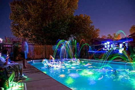 33 Summer Pool Party Ideas | How To Throw an EPIC Summer Pool Party Glow Sticks In Pool, Summer Pool Party Ideas, House Pool Party, Pool Party Diy, Outdoor Theatre, Pool Party Adults, Pool Party Ideas, Night Pool Party, Pool Party Games