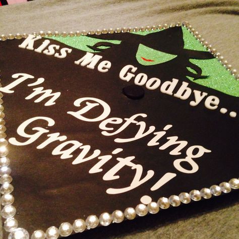 What a wicked way to decorate a cap! Wicked Graduation Cap, Grad Cap Ideas Musical Theatre, Musical Theater Graduation Cap, Broadway Graduation Cap, Grad Party Ideas, Torn Curtain, Disney Graduation Cap, Disney Graduation, Graduation Cap Decoration Diy