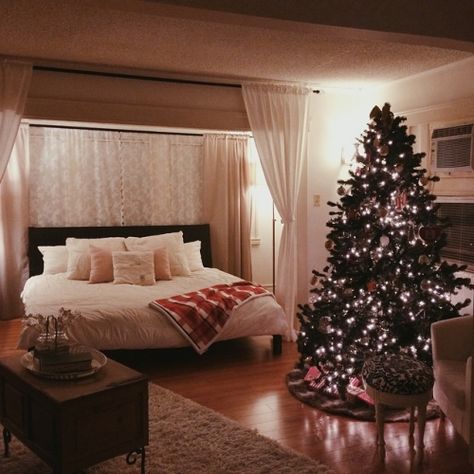 Holiday Room, Christmas Decorations Bedroom, Christmas Room Decor, Christmas Bedroom, Christmas Room, Merry Little Christmas, Bedroom Aesthetic, Christmas Aesthetic, Cozy Christmas