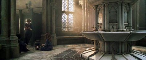 Hogwarts Bathroom, Hogwarts Interior, Harry Potter Bathroom, Moaning Myrtle, Chris Columbus, Images Harry Potter, Hogwarts Aesthetic, Harry Potter Gif, Slytherin Aesthetic