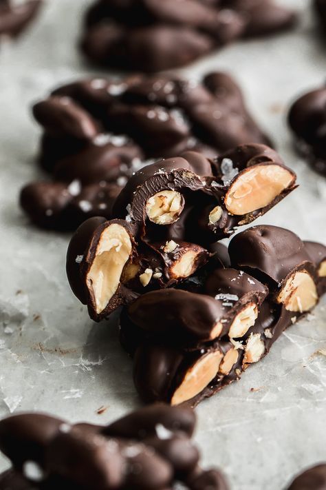 Dark chocolate almond clusters! Chocolate Almond Clusters, Almond Clusters, Chocolate Clusters, Butter Desserts, Dark Chocolate Recipes, Easy Holiday Treats, Chocolate Covered Almonds, Pasta Casera, Dark Chocolate Almonds