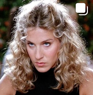 80s Long Curly Hair, Carrie Hair Bradshaw, Carrie Bradshaw Season 1 Hair, Sarah Jessica Parker Short Hair, Carrie Bradshaw Curly Hair, Carrie Bradshaw Hair Curly, Carrie Bradshaw Hairstyles, Carrie Bradshaw Curls, 2c Short Hair