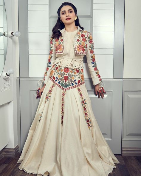 Dandiya Dress, Indian Outfits Modern, Chaniya Choli Designs, Prachi Desai, Navratri Dress, Trendy Outfits Indian, Latest Dress Design, Choli Designs, Indian Dresses Traditional