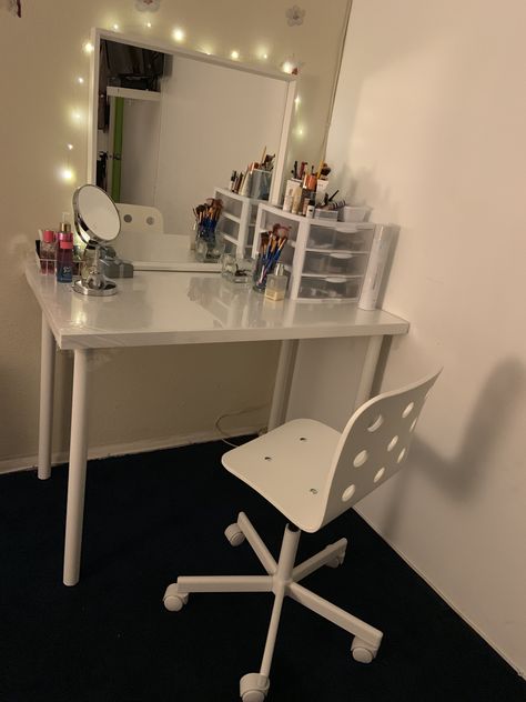 Mini Vanity Desk, Diy Vanity With Mirror, Small Vanity Ideas Bedroom Diy, Home Made Vanity, Homemade Vanity Ideas, Diy Makeup Vanity Homemade, Desk To Vanity Diy, Desk Into Vanity, Vanity On A Budget