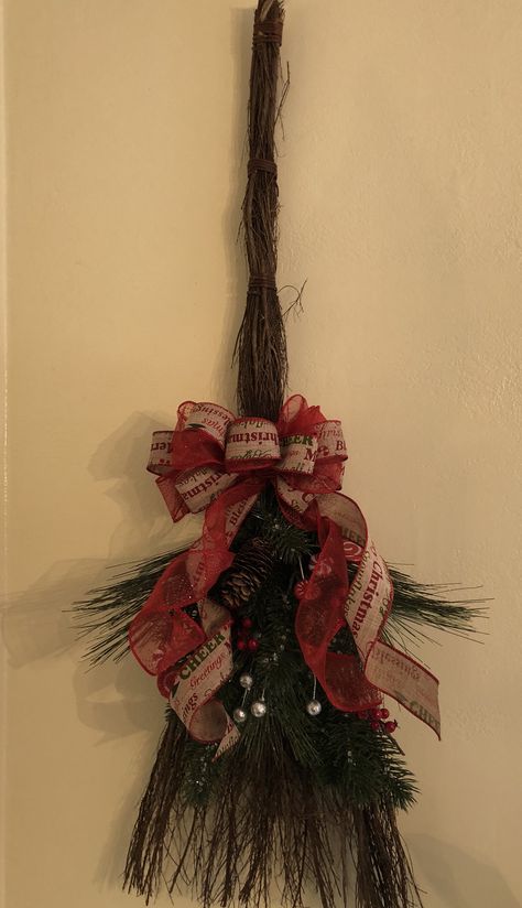 Cinnamon scented Christmas broom. Cinnamon Broom Decor Christmas, Scented Broom Ideas, Cinnamon Broom Ideas Christmas, Christmas Broomstick, Broom Decorations Ideas, Christmas Brooms, Decorated Brooms, Cinnamon Broom Ideas, Cinnamon Broom Decor