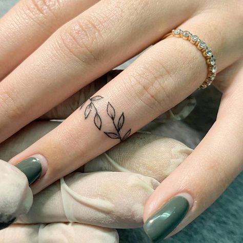 Leaf Finger Tattoo, Vine Ring Tattoo, Finger Tattoo Meaning, Tatoo Ring, Tattoo Leaves, Finger Tattoos For Couples, Ring Tattoo Designs, Wedding Band Tattoo, Tattoo For Boyfriend