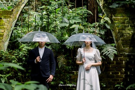 Prewedding With Umbrella, Rain Prewedding, Prewed Casual, Prewed Outdoor, Prewed Studio, Pose Prewedding, Prewedding Ideas, Umbrella Photography, Umbrella Photo