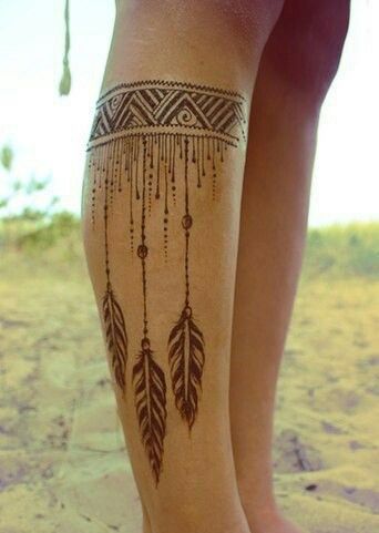 Feather tattoos never die, and we do not stop looking for the best ideas for every taste. 65+ of them and their meanings are already waiting for you in our article, check it out. Cherokee Tattoos, Leg Band Tattoos, Indian Tattoo Design, Indian Feather Tattoos, Cowgirl Tattoos, Native American Tattoos, Native Tattoos, Feather Tattoo Design, Geniale Tattoos