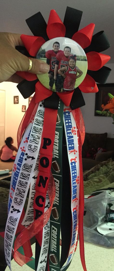 Pop Warner Homecoming Mum Pop Warner Cheerleading, Cheer Homecoming, Pop Warner Football, Hockey Crafts, Cheer Season, Softball Ideas, Spirit Buttons, Football Spirit, Cheer Coach