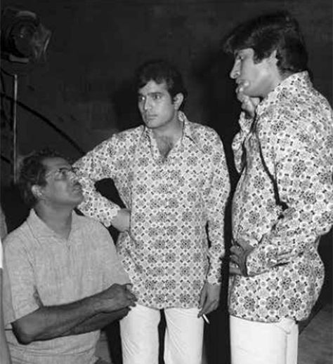 Hrishikesh Mukherjee (left) with Rajesh Khanna (centre) and Amitabh Bachchan (right) on the set of Namak Haram 1973 Rajesh Khanna, Indian Pictures, Retro Bollywood, Bollywood Photos, Vintage Bollywood, Amitabh Bachchan, Film History, Rishikesh, Bollywood Actors