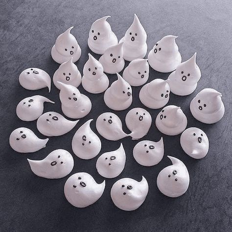 Halloween Meringue Ideas, Merengue Ghosts, Halloween Merengue, Halloween Meringue Cookies, Halloween Meringues, Ghost Meringue, Ghost Meringues, Cute Marshmallows, Halloween Food Treats