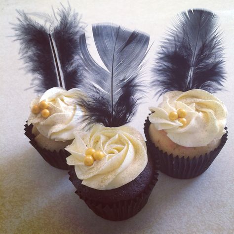 Gatsby Cupcakes Ideas, Great Gatsby Cupcake Ideas, Roaring 20s Cupcakes, 1920s Cupcakes, Great Gatsby Cupcakes, Gatsby Cake Ideas, Gangsta Wedding, Gatsby Cookies, Masquerade Cupcakes