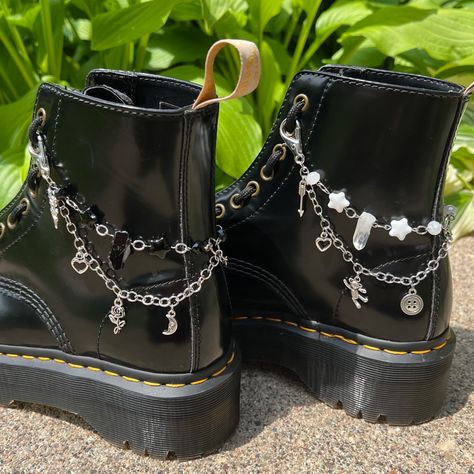 Black Boots Chains, Decorated Combat Boots, Doc Marten Chain, Diy Boot Chains, Doc Marten Charms Diy, Doc Martens Accessories, Doc Martens Decorated, Cool Things To Make With Beads, Shoes With Chains