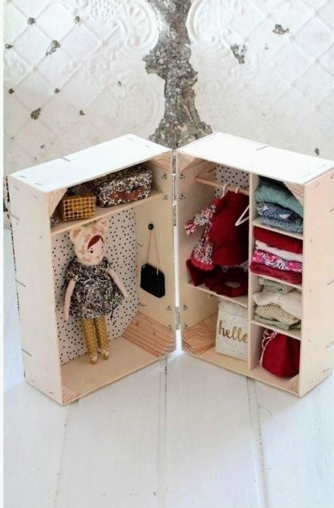 Doll Clothes Storage, Puppets Diy, Homemade Toys, Travel Suitcase, Miniature Doll, Textile Doll, Sewing Toys, Felt Dolls, Doll Furniture