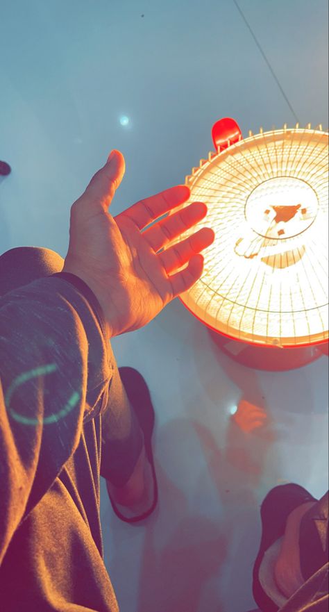 #heater #winter #winteroutfits #aesthetic #snapchat #cold Cold Room Aesthetic, Heater Snapchat Story, Heater Snap, Winter Snapchat Stories, Hand Snapchat, Whatsapp Profile Wallpaper, Aesthetic Snapchat, Hand Veins, Best Friend Dates