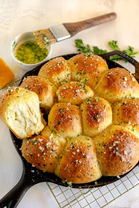 Garlic Butter Dinner Rolls, Cast Iron Bread Recipes, Butter Dinner Rolls, Cast Iron Recipes Dinner, Cast Iron Meals, Cast Iron Skillet Meals, Skillet Recipes Dinner, Iron Meals, Cast Iron Skillet Recipes Dinner