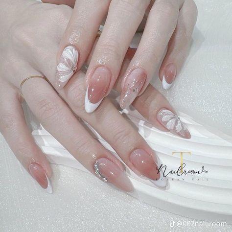 Nail Art Collection 65 French Tip Nails Sharp, Nail Tay Cute, Elegant Nail Designs 2024, Nails Tay, Dip Nail Powder, Elegant Touch Nails, Fake Nails Designs, Dip Nail, Art Deco Nails