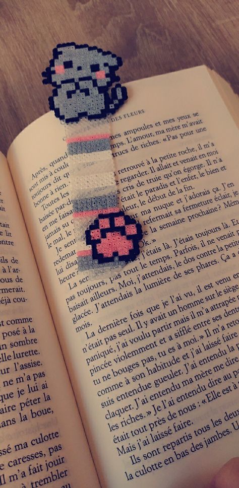 Perler Beads - Chat - Perles Hama - Livre Perler Bead Book Mark Patterns, Fuse Beads Bookmark, Hama Bookmarks, Panda Perler Bead Patterns, Pearler Bead Bookmark, Perler Bead Patterns Bookmark, Bookmark Perler Beads, Perler Bead Bookmarks Pattern, Hama Beads Bookmark