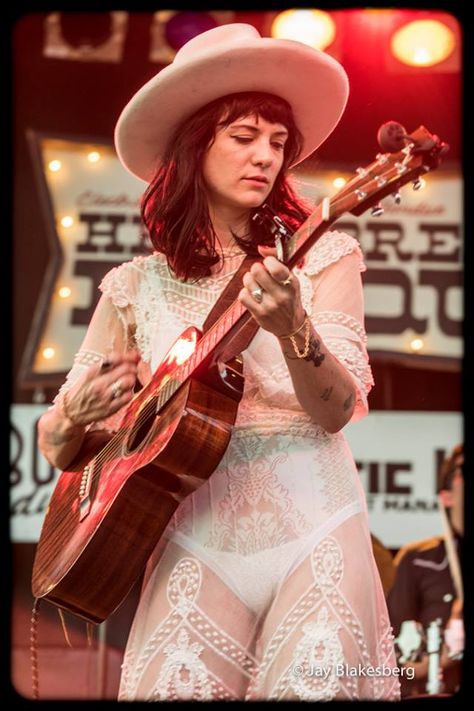 Nikki Lane Style, Nikki Lane, Emmylou Harris, Kacey Musgraves, Country Artists, Simple Stories, Cool Countries, Dolly Parton, Very Well