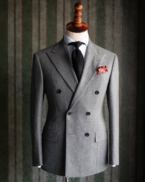 Merino Brothers on Instagram: “Grey flannel double breasted suit is arguably the most iconic and irreplaceable British style you can have in winter. Look at this…” Double Breasted Suit Wedding, Mens Double Breasted Blazer, Double Breasted Suit Men, Grey Wool Blazer, Gentleman Mode, Classic Suits, Dapper Gentleman Style, Blazer Tweed, Grey Suit Men