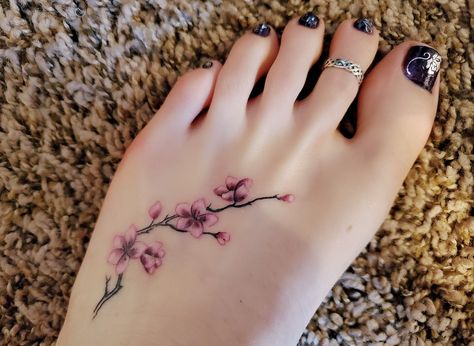 Tato Realis, Sakura Tattoo, Poppies Tattoo, Foot Tattoos For Women, Tato Lengan, Geniale Tattoos, Cherry Blossom Tattoo, Blossom Tattoo, Floral Tattoo Design