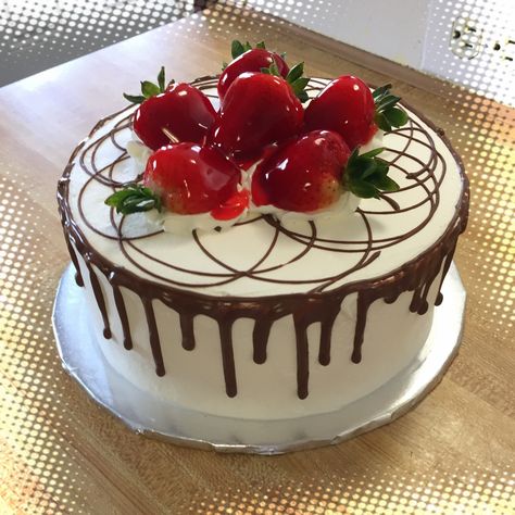 Tres leches Cake garnished with strawberries and drizzled with chocolate. Tårta Design, Chocolate Cake Decoration, Tres Leches Cake, Tres Leches, Strawberry Cakes, Just Cakes, Drip Cakes, White Cake, Cake Decorating Tips