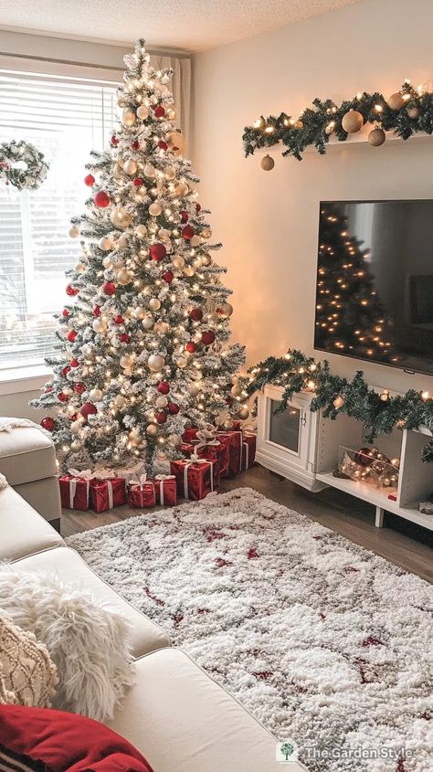 Christmas Decorations Apartment, Christmas Apartment, Cozy Christmas Decor, Modern Christmas Tree, Green Garland, Creative Christmas Trees, Christmas Decorations Living Room, Christmas Living Rooms, Christmas Room