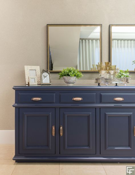 Blue Credenza Living Room, Navy Buffet Sideboard, Dining Room Sideboard Styling, Hall Entrada, Hygge Design, London Living Room, Sideboard Styles, Dining Room Sideboard, Buffet Console