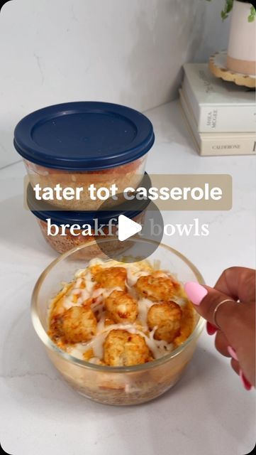 MaKayla Kim Thomas on Instagram: "Another week 🫱🏼‍🫲🏽 another breakfast bowl ✨   Was VERY skeptical about the chorizo I used, but was so pleasantly surprised—this is such an easy, lower cal switch!!! 🙌🏼   Switch these up however you need to, add veggies, or take away—make them whatever YOU need 😋  Loaded breakfast bowls are from my Good Food Mood cookbook!   If you’re tired of guessing, spinning your wheels, or prepping food you don’t even enjoy—get all my realistic, easy meals in ONE spot + let’s crush our goals 😼💪🏼 makaylathomas . com   #breakfastmealprep #highprotein #healthybreakfast #healthymeals #mealideas #breakfastbowls" Good Mood Food, Makayla Thomas Breakfast, Ww Breakfast Bowls, Makayla Thomas Breakfast Recipes, Makayla Thomas Fit Recipes Breakfast, Low Carb Breakfast On The Go, High Protein Easy Breakfast, Low Calorie Breakfast Meal Prep, Breakfast Bowls Meal Prep