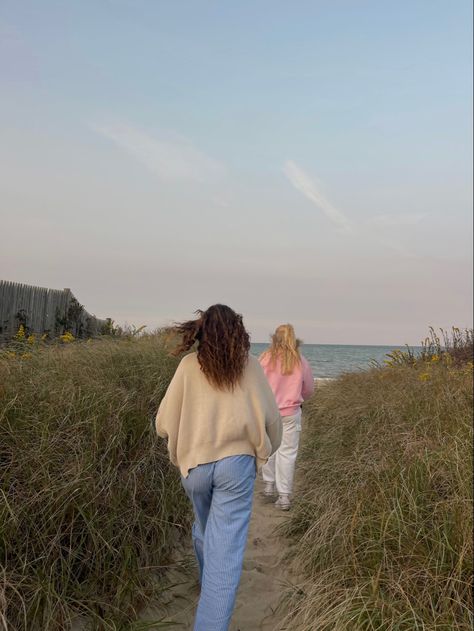 #bestfriendinspo #capecod #bos #boston #aesthetic #fall #falllooks #fallootd #fallbucketlist #aesthetic #tiktok #taylorswift #autumn #sunset #sunsetinspo #girlstrip Cape Cod Fall Aesthetic, Fall At The Beach Aesthetic, Cape Cod September, Nantucket Fall Aesthetic, Costal Fall Aesthetic, Fall Beach Pictures Outfit, Autumn At The Beach, Coastal Autumn Aesthetic, Farm On The Beach