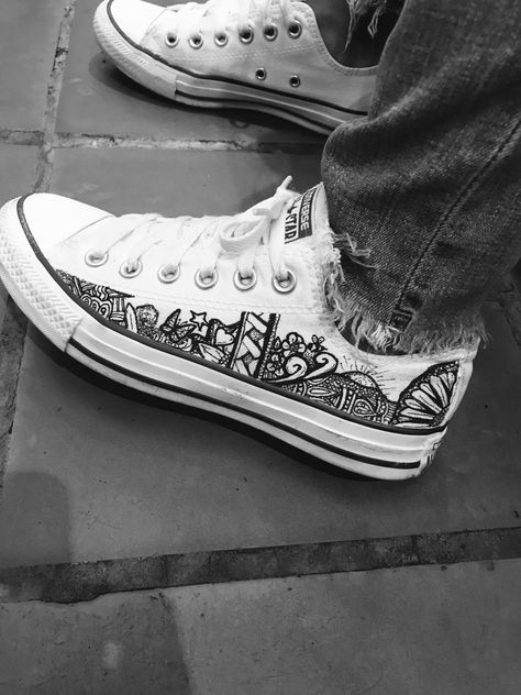 Converse Shoe Designs Art, Converse Sharpie Art, Converse Custom Art, Converse Painting, Artistic Custom Sneakers With Artwork, Mandala Art On Shoes, Doodle Shoes, Painted Clothes Diy, Custom Painted Shoes