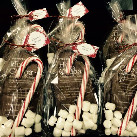 Inexpensive Christmas Gift idea - Hot Chocolate Baggies with Candy Canes and Marshmallows. Hot Chocolate Baggies, Chocolate Bag, Bulk Gifts, Inexpensive Christmas Gifts, Chocolate Pack, Inexpensive Christmas, Candy Recipes Homemade, Christmas Parade, Winter Crafts For Kids