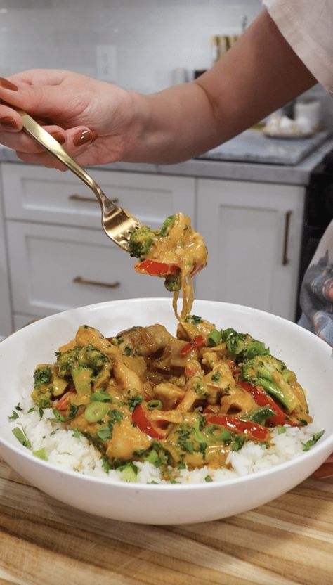 Trader Joe's Thai Style Red Curry Chicken Dinner Thai Red Curry Sauce Recipe, Chicken Red Curry, Yellow Curry Chicken, Thai Curry Sauce, Red Curry Recipe, Thai Yellow Curry, Creamy Chicken Tortilla Soup, Red Curry Sauce, Red Curry Chicken