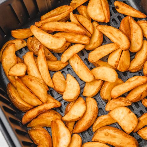 Air Fryer Frozen Potato Wedges - cravingsmallbites.com Air Fryer Frozen Potatoes, Kfc Potato Wedges, Wedge Fries, Seasoned Potato Wedges, Parmesan Potato Wedges, Potato Boats, Roasted Potato Wedges, Crunchy Potatoes, Potato Wedges Recipe