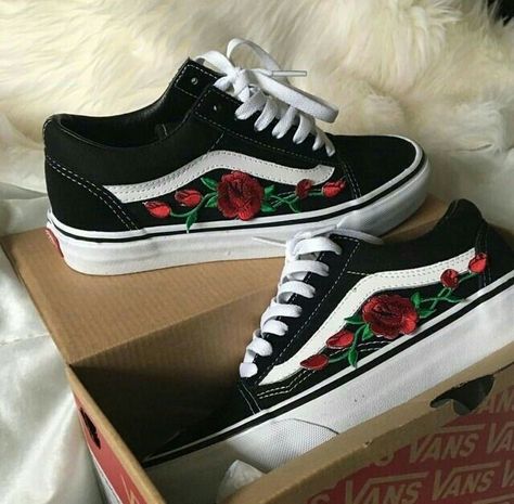 Vans Old School, Tenis Vans, Sneaker Outfits, Sneakers Fashion Outfits, Mens Fashion Smart, Skate Wear, Vans Slip On, Rose Embroidery, Sneaker Shoes