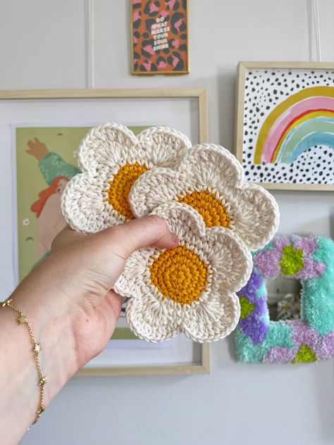 Aesthetic Crochet Coaster, Coaster Flower Crochet, Surface Crochet Flower, Crochet Flower Room Decor, Crochet Home Accessories, Cute Coasters Crochet, Flower Coasters Crochet, Cute Crochet Coasters, Crochet Flower Coaster Pattern