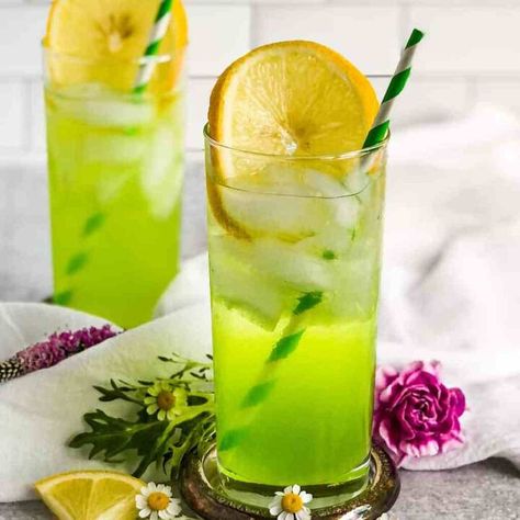 This lighter twist on a classic Midori Sour uses fresh lemon juice, unsweetened pineapple juice, and a hefty splash of club soda to lighten things up a bit. Don’t get me wrong, Midori has a great flavor, but it can be overpowering. So many Midori sour recipes are too sweet and simply use store-bought sour mix that makes them overly sweet and cloying for my liking.This Midori Sour Cocktail is lightly sweet, a little tart, and more grown up than that super sweet cocktail you sipped on… Midori Sour Recipe, Tiger Butter Fudge Recipe, Midori Cocktails, Homemade Sour Mix, Friday Cocktails, Midori Sour, Happy Hour Appetizers, Sweet Cocktail, Adult Beverages Recipes