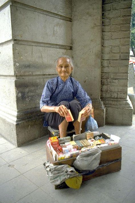 TIT-BITS SELLER ALONG TANJONG PAGAR ROAD 1989 Street Seller, History Of Singapore, Singapore Photos, Photographs And Memories, Street Foods, Malaysian Food, Singapore Malaysia, Those Were The Days, National Archives