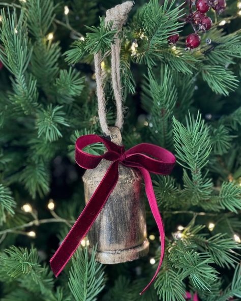 What’s happening on your Christmas tree this year? These are a few of our favourite things in our burgundy collection - Brass bells with Burgundy velvet ribbon - Brass tree stars - Burgundy velvet tree bows - Burgundy ballerina paper lantern - Burgundy rosehips - LED fairy lights - in our opinion the best lights ever! We made these at 15m in length (generally long enough for a standard Christmas tree) and in green wire so it disappears and all you can see are the pretty lights. #christma... Brass Christmas Bells, Christmas Tree With Red Ribbon, Bells Decor, Velvet Tree, Brass Christmas, Tree Bows, Christmas 2025, Ornament Diy, Ribbon On Christmas Tree