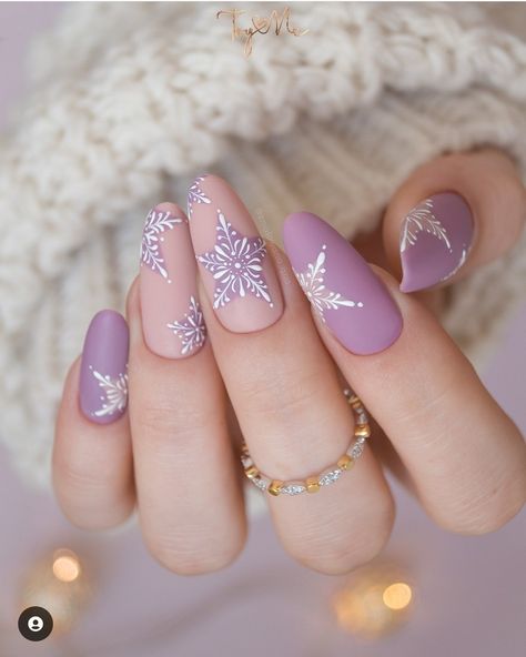 Nail Art Noel, New Years Nail Designs, Unghie Nail Art, Christmas Look, Christmas Nails Easy, Christmas Gel Nails, Pretty Nail Designs, Snowflake Nails, Christmas Nails Acrylic