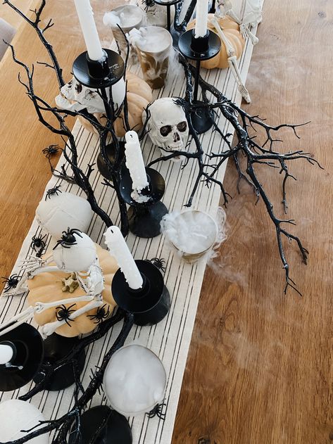 Aesthetic Halloween Nails, Décoration Table Halloween, Halloween Table Centerpieces, Halloween Chic, Halloween Table Settings, Halloween Party Table, Table Halloween, Halloween Tablescape, Halloween Decor Diy