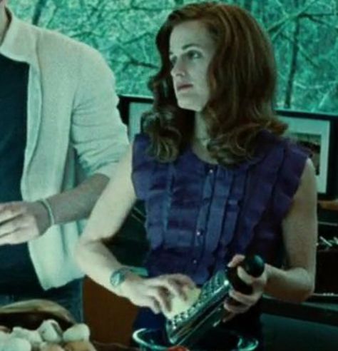 . Twilight Screencaps, Dr Cullen, Carlisle And Esme, Esme Cullen, Twilight Characters, Twilight Party, Elizabeth Reaser, Clouds And Rain, Cullen Family