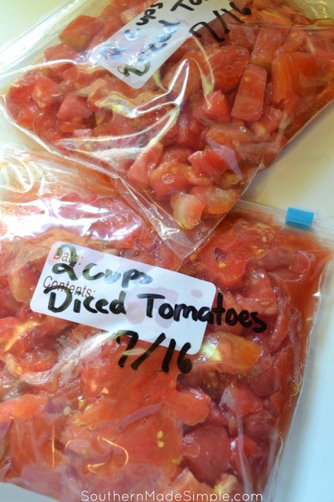 How To Freeze Tomatoes, Freezing Food Guide, Freezing Tomatoes, Freezing Vegetables, Fresh Tomato Recipes, Canning Vegetables, Canning Tomatoes, Diced Tomatoes, Frozen Veggies