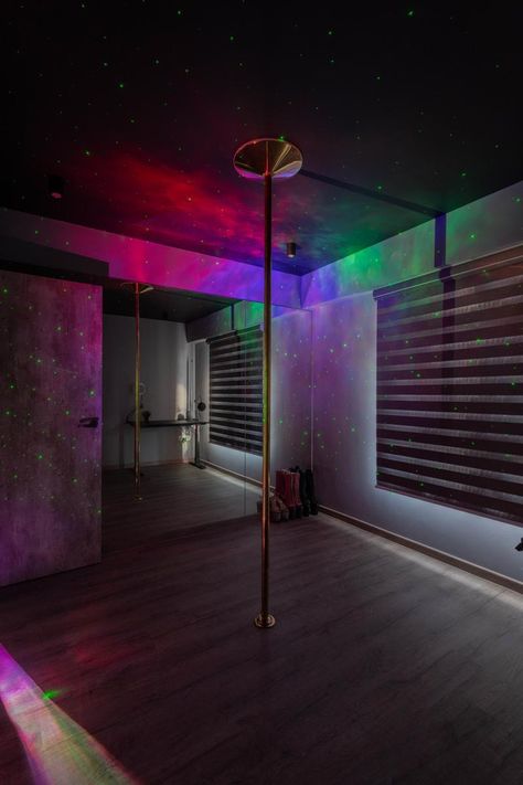 Diy Dance Studio At Home, Pole Dance Room In House, Bestie Apartment, Dance Studio Aesthetic, Dance Room Decor, Dancing Room, Dark Homes, Dance Studio Design, Pole Dance Studio